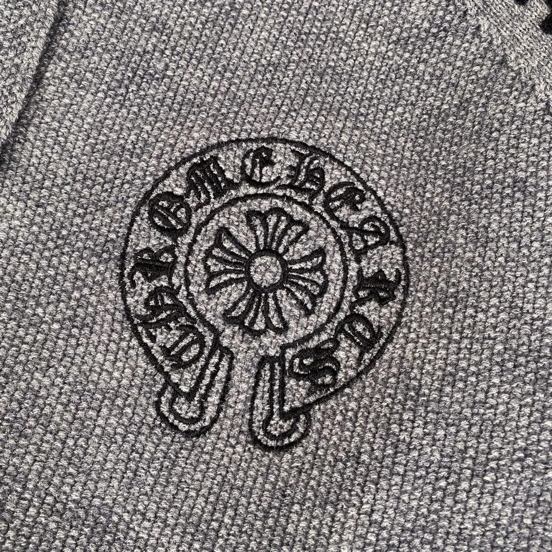 P280 ChromeHearts popular Chrome Hearts CH Sanskrit horseshoe cross embroidery button cardigan jacket raglan sleeve sweater, contrasting color splicing raglan round neck knitted sweater, unique knitting texture, soft and skin-friendly, classic pattern embroidery on the front and back. Retro chic. The contrasting color raglan sleeve design and the thick stitching craftsmanship at the joints make it look great when worn alone or layered! The fit is loose and slimming! Fashionable patchwork colored sweater, colorfully intertwined, with clear layers, warm and slimming. Whether worn alone or layered, you can easily control various styles and show your personal charm. The raglan sleeves are shoulder-width in contrasting colors and have ultra-detailed embroidery on the front and back, giving it a casual street feel. It looks great when worn alone! The sleeves are designed with contrasting colors and seams, and the round neck style reveals the neck and flatters the face shape! Wool blend knitted fabric, soft, comfortable and warm to the touch. Contrasting color design➕Loose fit, not flattering on your body shape and slimming, not to mention how easy it is to wear! Basic, versatile and fashionable classic! Black and white are versatile! Black and gray high-end! Couples get involved!  Color: black and white/black gray Size: S~M~L
